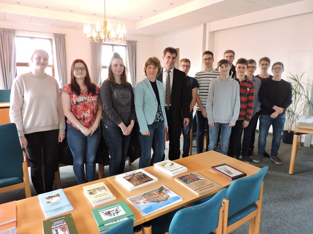 Projektgruppe „Erlebe Deine Stadt“ des JSBG Windsbach besucht Rathaus
